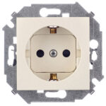 Розетка Simon 15 встраиваемая слоновая кость со шторками (1591443-031)