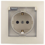 Розетка Simon 15 встраиваемая слоновая кость со шторками с крышкой (1590450-031)